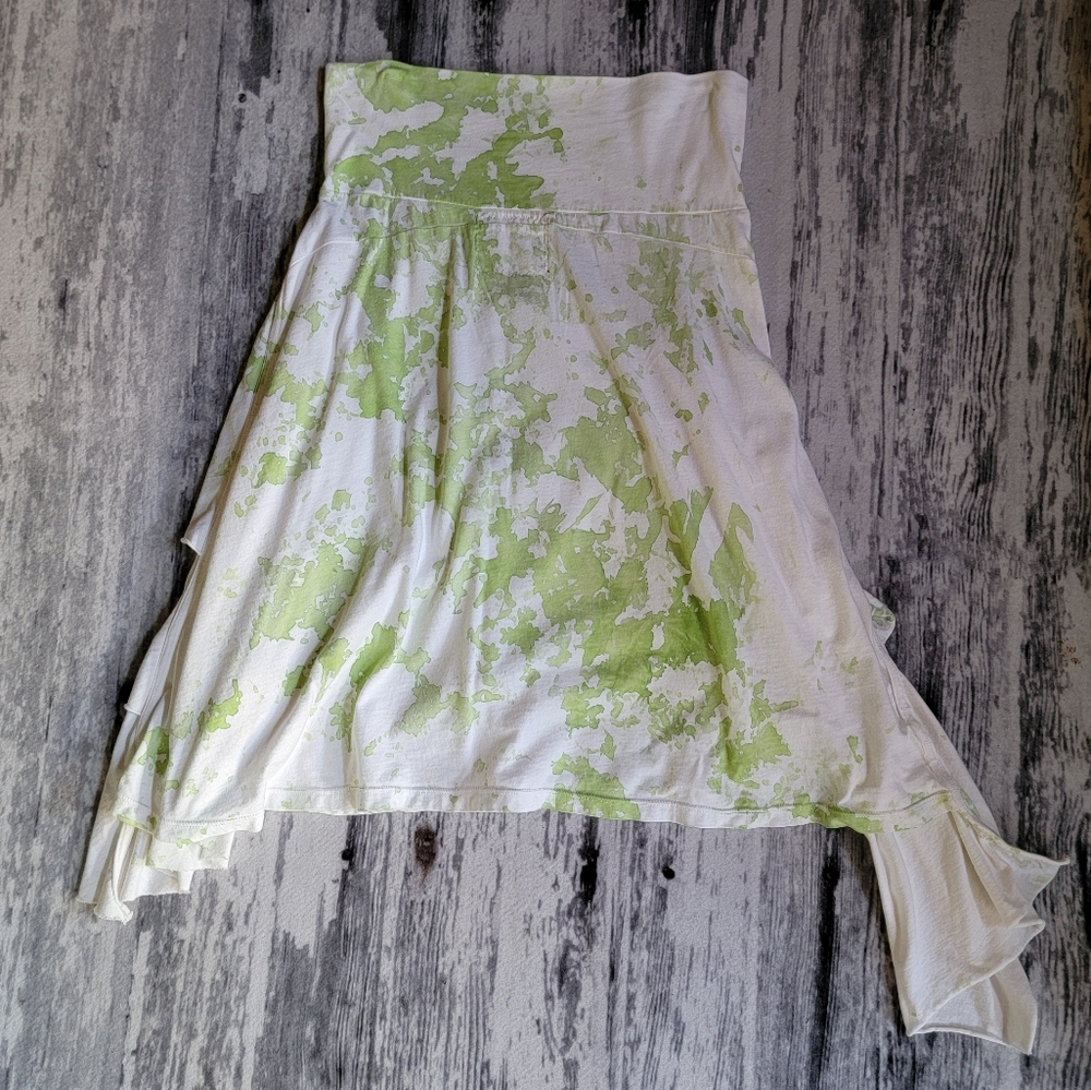 Chic Asymmetrical White and Green Skirt - Picture 4 of 6